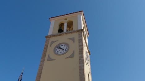 iglesia de san charalambos, un antiguo edificio histórico amarillo y marrón con un reloj blanco en preveza, grecia