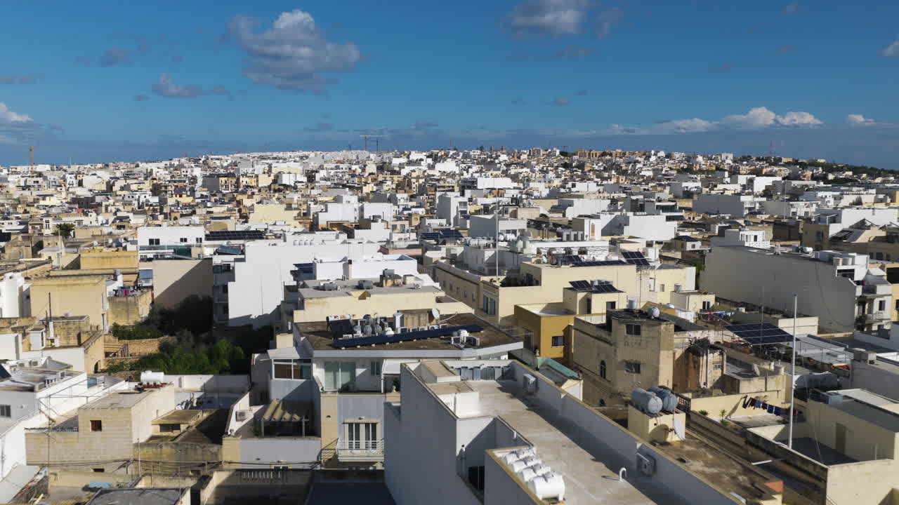 Città densamente popolata di Mosta nella regione settentrionale di Malta. Ripresa aerea con drone.