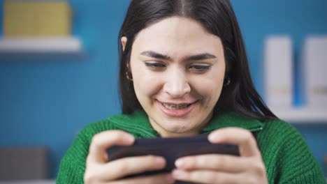 la chica alegre está jugando al teléfono.