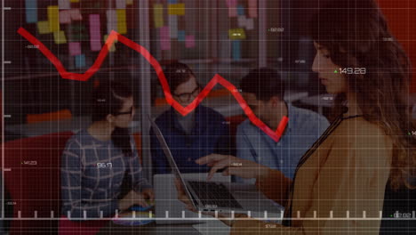 animación del procesamiento de datos financieros sobre diversos colegas que discuten el trabajo en la oficina
