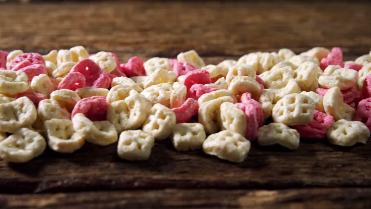 зерновые на деревянном столе 4k