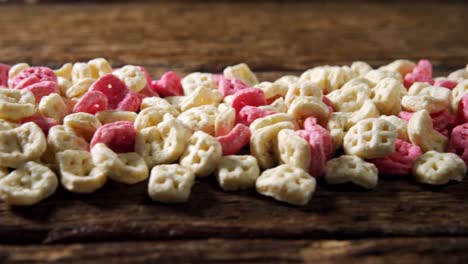 cereales de panal de miel en una mesa de madera 4k