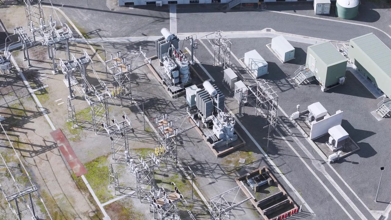 Højspændingselektrisk transformerstation, der distribuerer strøm med transformere og transmissionslinjer
