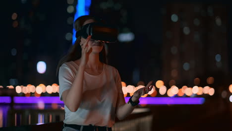 Una-Joven-Con-Gafas-De-Realidad-Virtual-En-Una-Gran-Metrópolis-Simula-El-Trabajo-En-La-Interfaz-De-Realidad-Virtual-Del-Juego-Del-Programa.-El-Concepto-De-Realidad-Aumentada