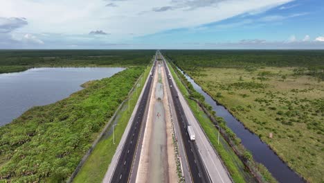 Aufsteigende-Drohnenaufnahme,-Die-Den-Verkehr-Auf-Der-Highway-Alley-Der-Everglades-In-Florida,-USA-Zeigt