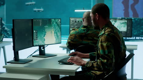 los expertos militares en el centro de control de la misión utilizan tecnología moderna en computadora
