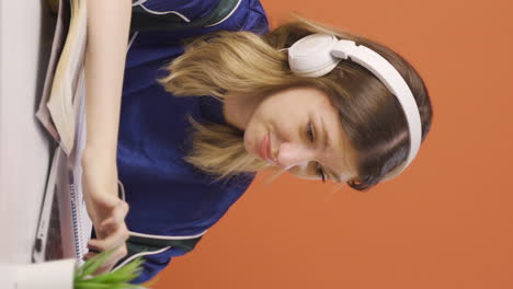 video vertical de una mujer joven hablando en una computadora portátil.