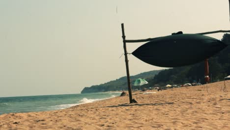 Hängematte-Am-Strand-Bei-Starkem-Wind