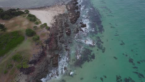 Flying-Over-Rocky-Coast-Of-Hastings-Point-In-Tweed-Shire,-New-South-Wales,-Australia