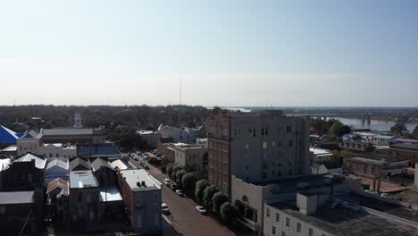 Low-aerial-shot-flying-over-the-historic-streets-of-Natchez,-Mississippi