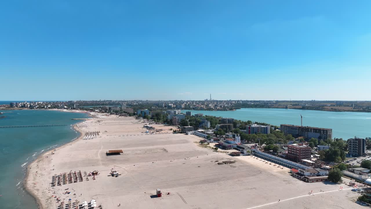 루마니아 콘스탄타의 마마이아 해변의 항공 영상