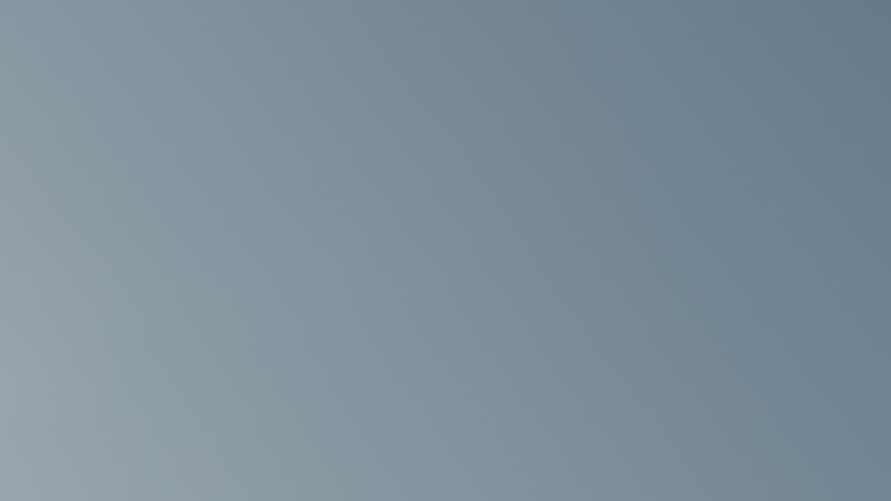 하늘을 가로지르는 크리켓 공의 슬로우 모션 와이드 샷