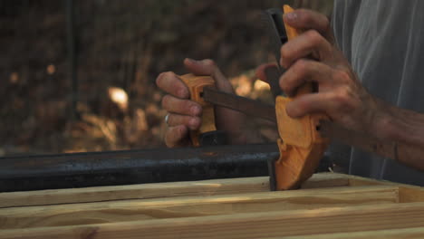 montagem de trilho para mini rampa, construção de cena de mini rampa, close-up