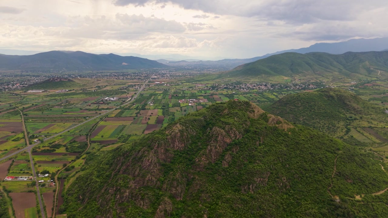 Vista aérea de Cerro Danush y el paisaje circundante de Oaxaca