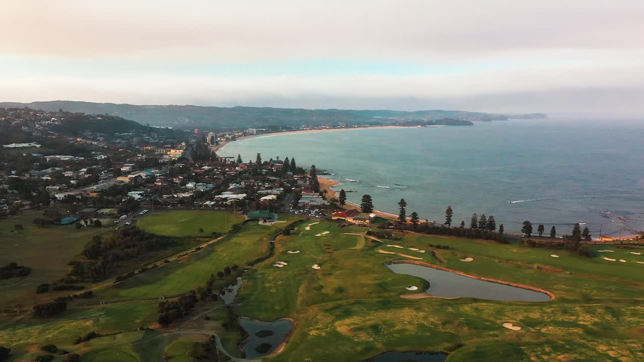 오스트레일리아 시드니 북부 해변의 롱리프에 있는 해안 골프장 위에서 날씨가 흐릿한 여름날에 찍은 공중 사진