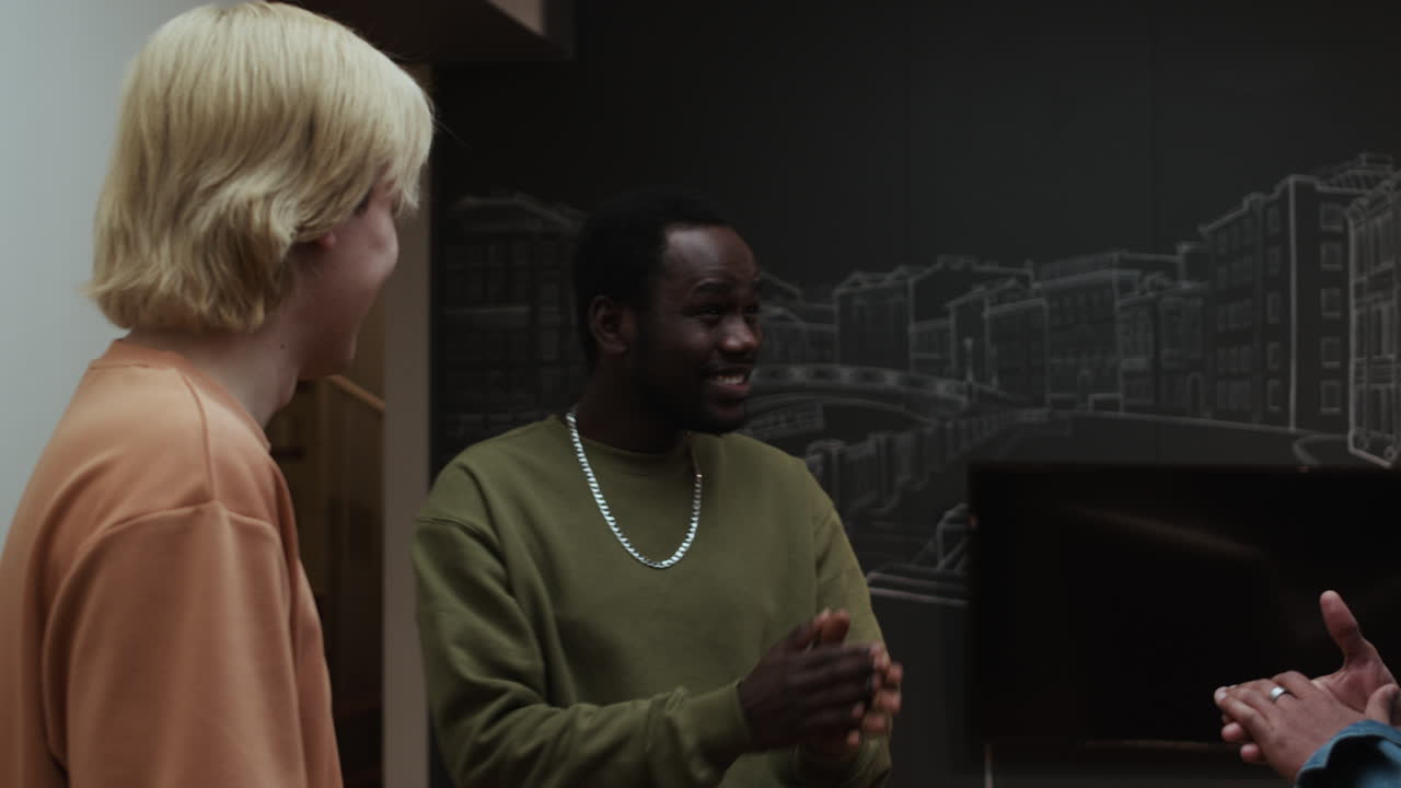 아파트에서 남성 친구들의 모임