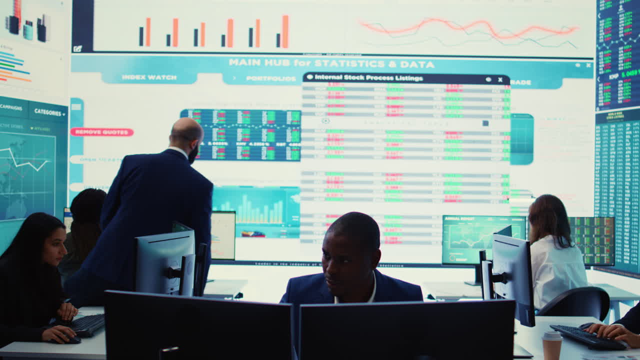 gerente financiero que implementa nuevas ideas para aumentar las ganancias de la empresa