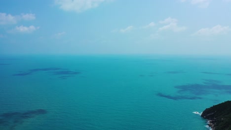 Océano-Interminable-Con-Una-Sombra-De-Las-Nubes-En-La-Superficie-Del-Agua