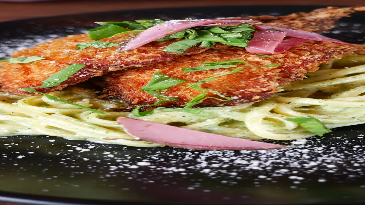 페스토 파스타와 함께 을 어