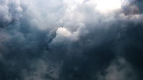 4k-Gewitter-In-Dunklen-Cumulonimbus-Wolken