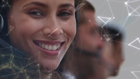 animación de la red de conexiones a través de una mujer de negocios usando auriculares telefónicos