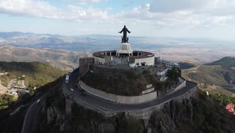 Una-Vista-Ampliada-De-La-Estatua-De-Cristo-Rey-En-La-Cima-Del-Cerro-Del-Cubilete-En-El-Campo-Mexicano-De-Guanajuato