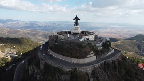 una vista en zoom de la estatua de cristo rey en la cima de la montaña cerro del cubilete en el campo mexicano de guanajuato