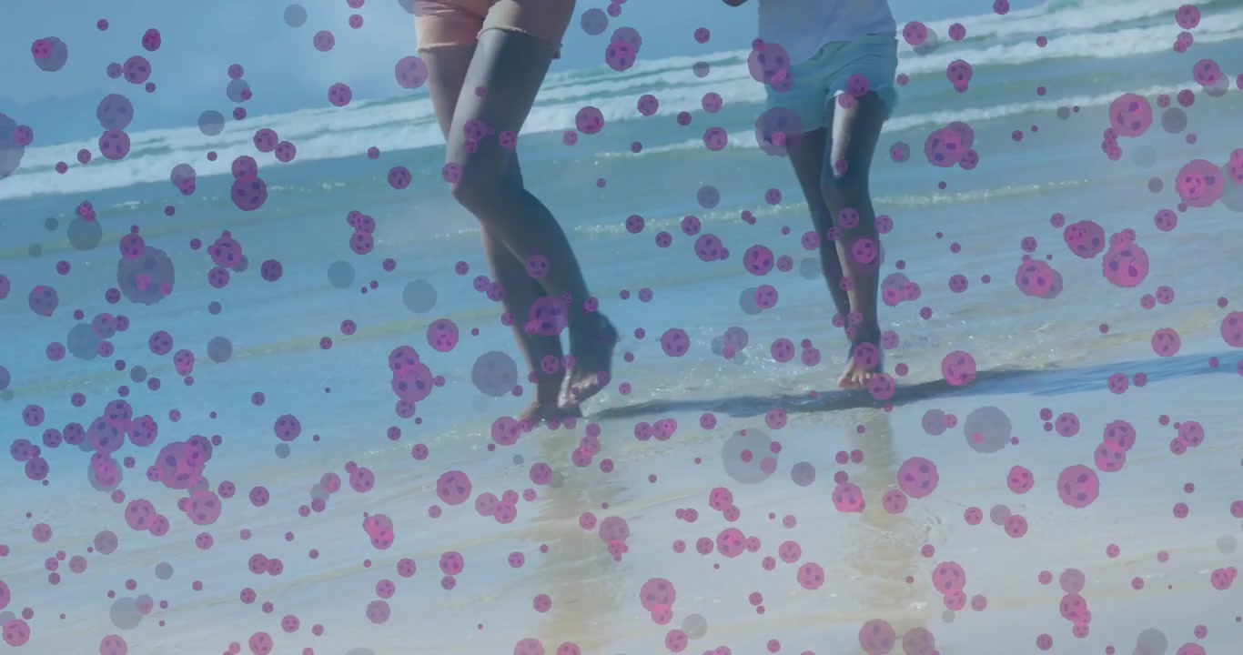 Entrando nas ondas, mulher de crop-top e menina de camiseta caminhando, espirrando na praia para lazer, sobreposição rosa.
