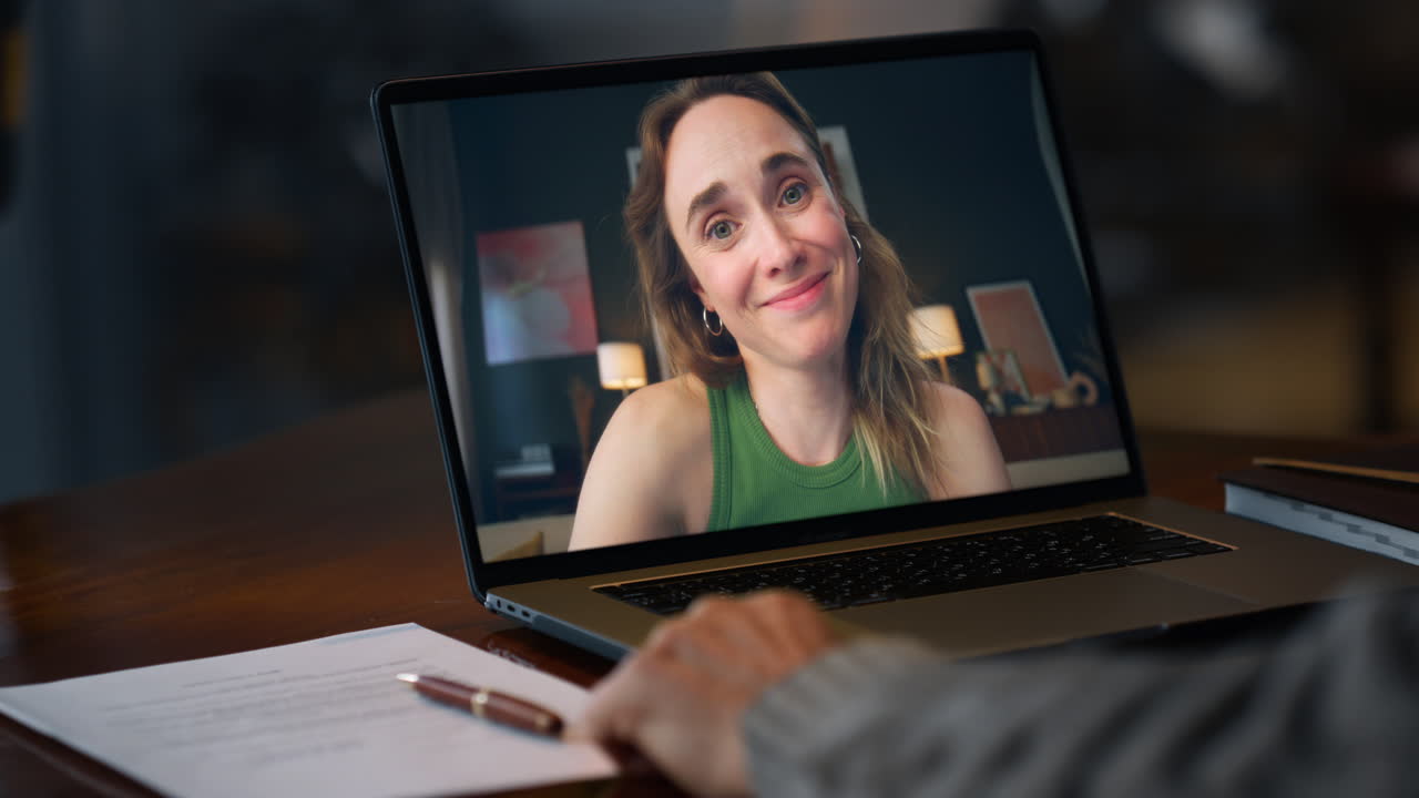 Videochiamata su laptop con una donna