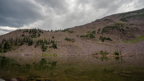 lapso de tiempo de nubes dramáticas sobre las montañas uinta y el lago whisky island, utah usa