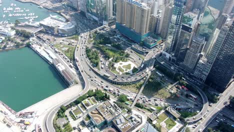 tráfico que entra y sale del túnel cross harbour, causeway bay, centro de hong kong, vista aérea