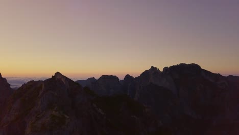 Vista-Mágica-De-La-Puesta-De-Sol-Desde-La-Montaña-Rocosa-A-1818-Metros-De-Altitud---Dron-Ascendente