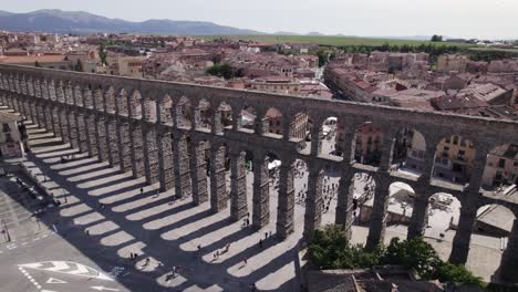 Mesmerizing-Aqueduct-of-Segovia,-long-archway-shadows