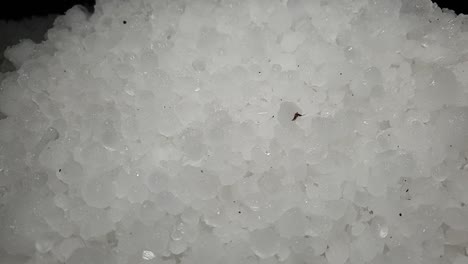 Bolas-De-Hielo-De-Tormenta-De-Granizo-Blanco-Que-Se-Palean-Y-Se-Mueven-En-Una-Pila-Para-Su-Limpieza-Y-Eliminación