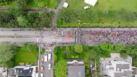 start of marathon seen from above with people starting to run, top down