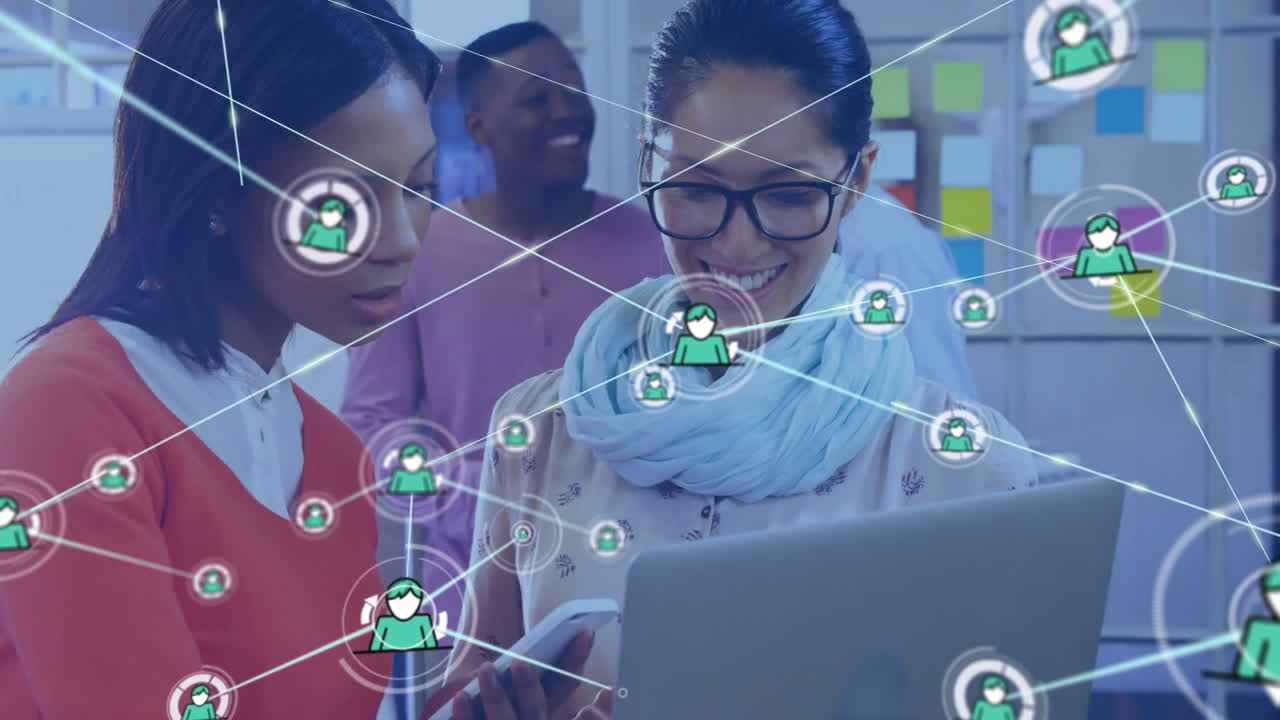 사무실에서 노트북을 통해 토론하는 두 명의 다양한 여성에 대한 프로필 아이콘 네트워크의 애니메이션