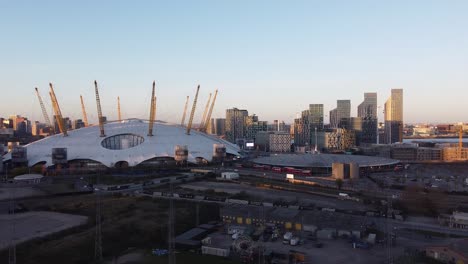 Antena---El-O2-Arena-Y-Canary-Wharf,-Londres,-Reino-Unido,-Panorámico-De-Gran-Angular-A-La-Derecha