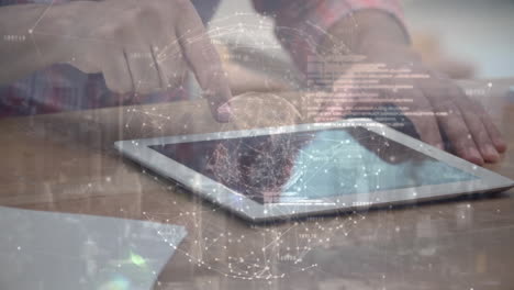 hombre usando una tableta digital con su dedo