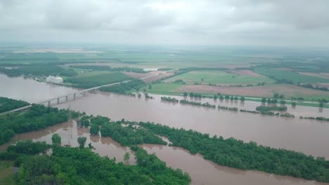 Panning-over-flooded-river-valley,-Arkansas-river-2019