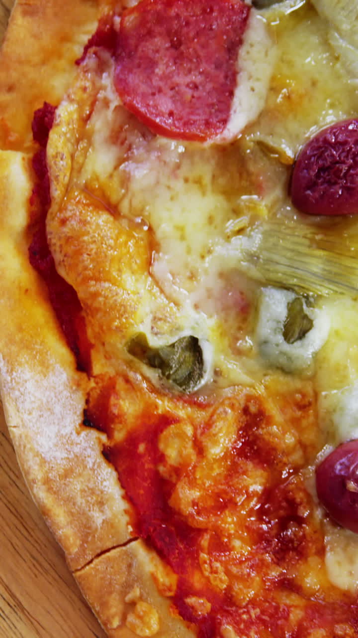 Pizza cotta al forno su tagliere di legno