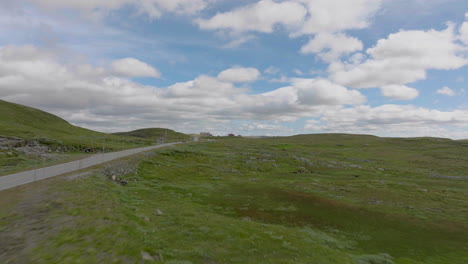 Drone-Volando-Hacia-Vehículos-Estacionados-A-Lo-Largo-De-La-Carretera-En-La-Meseta-De-Hardanger-En-Noruega