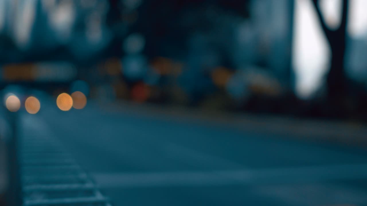 la ciudad en el fondo de la noche con los coches. fuera de enfoque de fondo