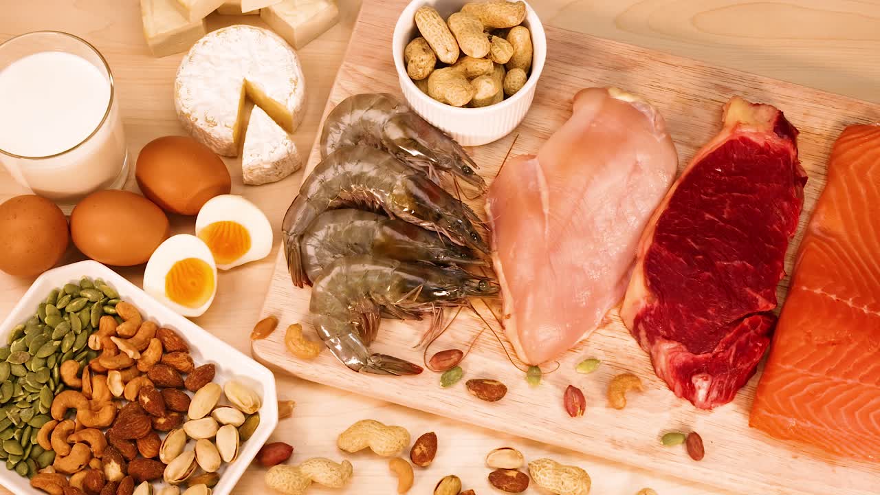 variedad de carnes, nueces y productos lácteos