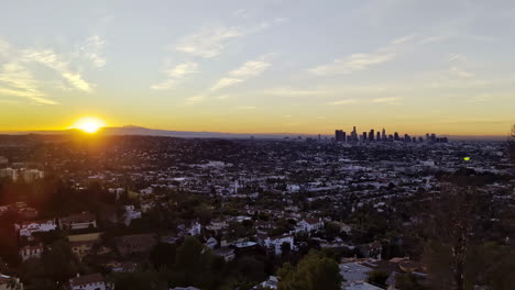 Barrio-De-Los-Ángeles-Con-Vistas-Al-Horizonte-Del-Centro-De-Los-Ángeles-Al-Atardecer-En-California,-EE.UU.