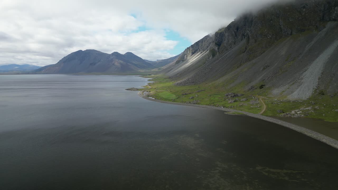 숨가 ⁇ 는 해안선을 따라 운전, 황혼의 광선이 남 아이슬란드를 따뜻하게