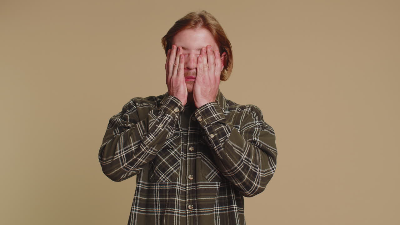 hombre cansado bostezando somnoliento desatento, sentirse somnoliento perezoso aburrido aburrido sufriendo de falta de sueño