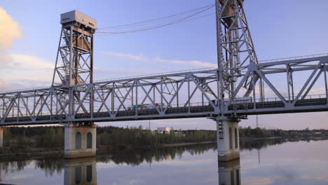 navegando bajo un puente en el río volga en rusia