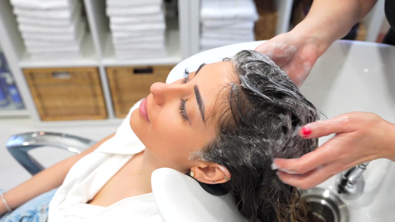 Donna che si lava i capelli al salone