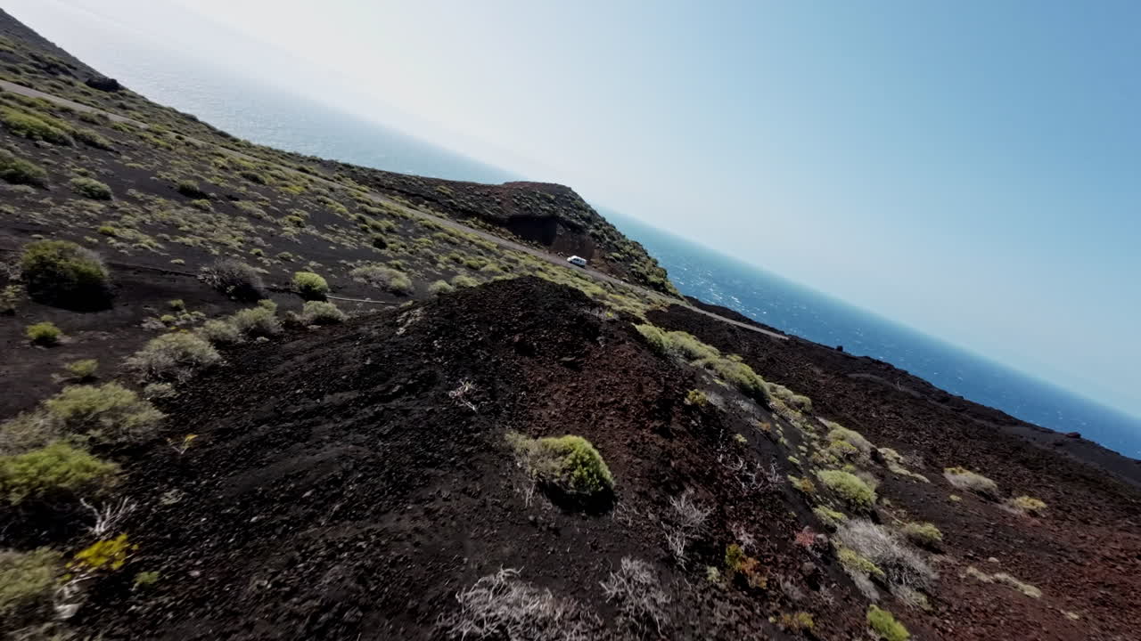 Drone FPV su terreno aspro della Montaña de Lajio, senso di libertà