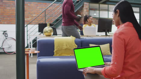 mujer de negocios biracial que usa una computadora portátil para una videollamada con espacio para copiar